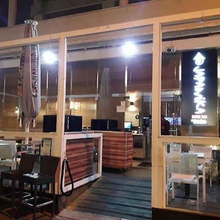Appartamento דירת 5 חדרים מול הים Bat Yam Esterno foto