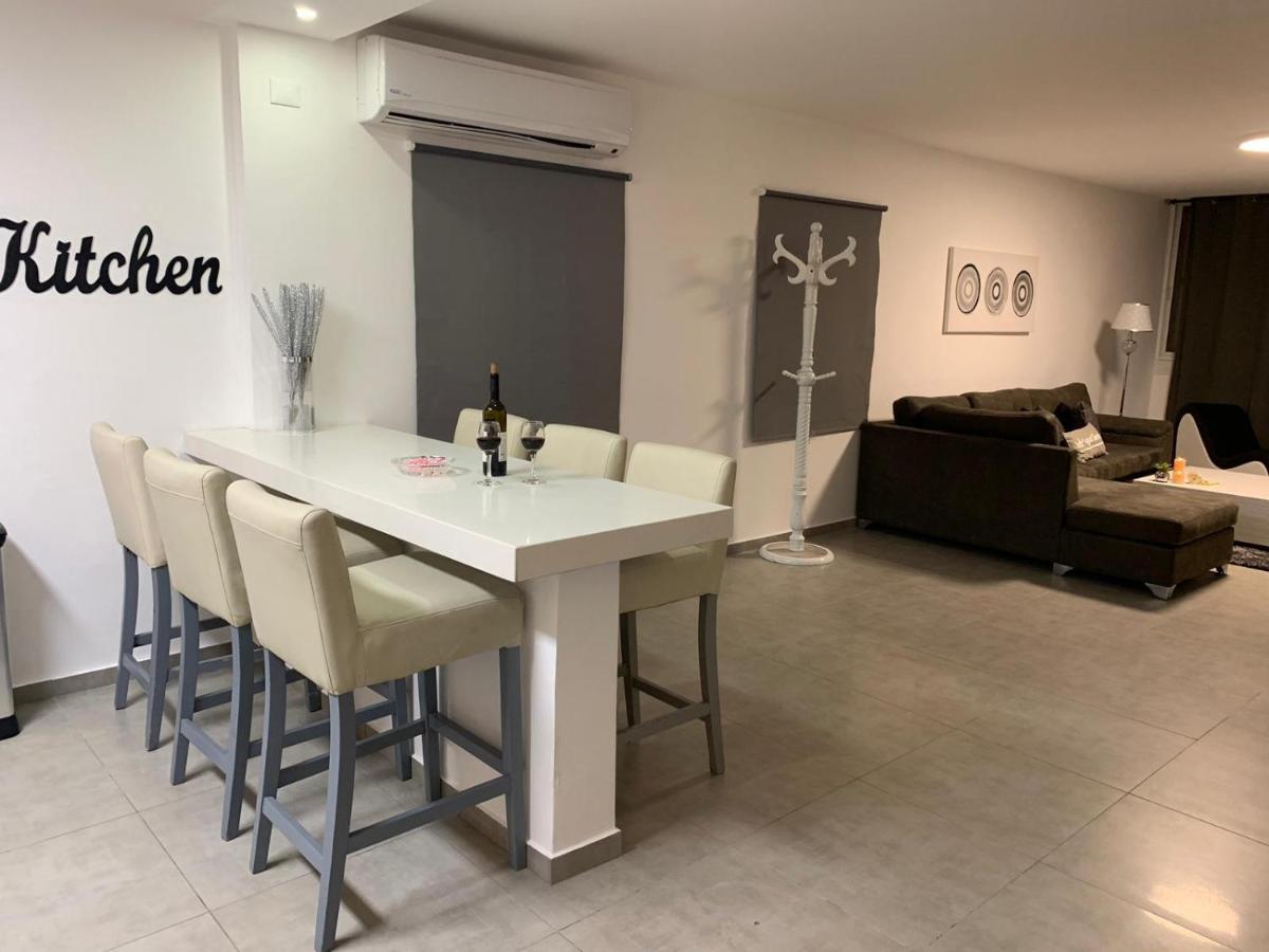 Appartamento דירת 5 חדרים מול הים Bat Yam Esterno foto