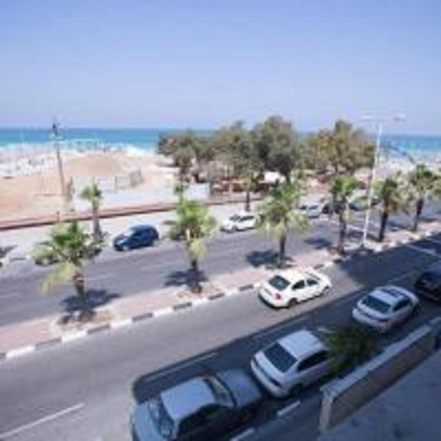 Appartamento דירת 5 חדרים מול הים Bat Yam Esterno foto