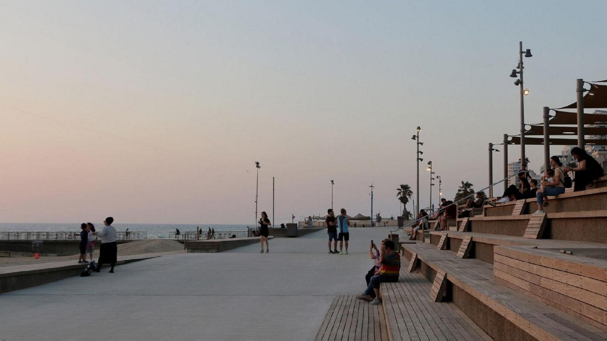 Appartamento דירת 5 חדרים מול הים Bat Yam Esterno foto